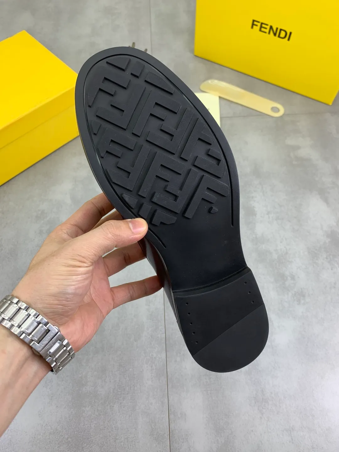​Men's shoes 💰P480💰[New model] Water dyed cowhide 🆘 The latest FENDI (Fendi) new casual leather shoes 🕶️🕶️Simple routing effect, showing an elegant and cool driving shoe 🎬Made of Italian 🇮🇹 imported calfskin + first-layer water-dyed cowhide lining🐂Excellent material🎬Detailed workmanship 🤗Comfortable foot feel➰➰. ​Pair it with any outfit to show your taste and temperament, low-key luxury ♻️Design ​simple and elegant ​noble and fashionable 🍃​Very loved and favored by trendy men 💓❤️Size: 38-44 2⃣️colors available